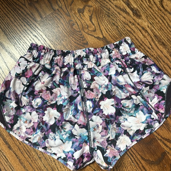 Lululemon Floral Hotty Hot Shorts - Picture 4 of 6